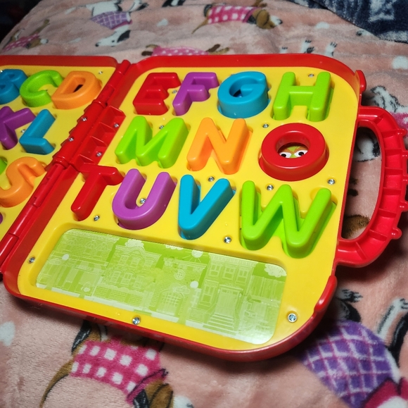 Sesame Street Elmo's On The Go Letters 2017 - Picture 6 of 12